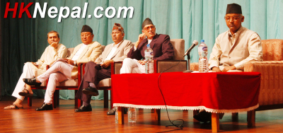 संसदको बैठकमा सहभागी सात दलका नेता । फोटो : चन्द्रमान महर्जन<br />